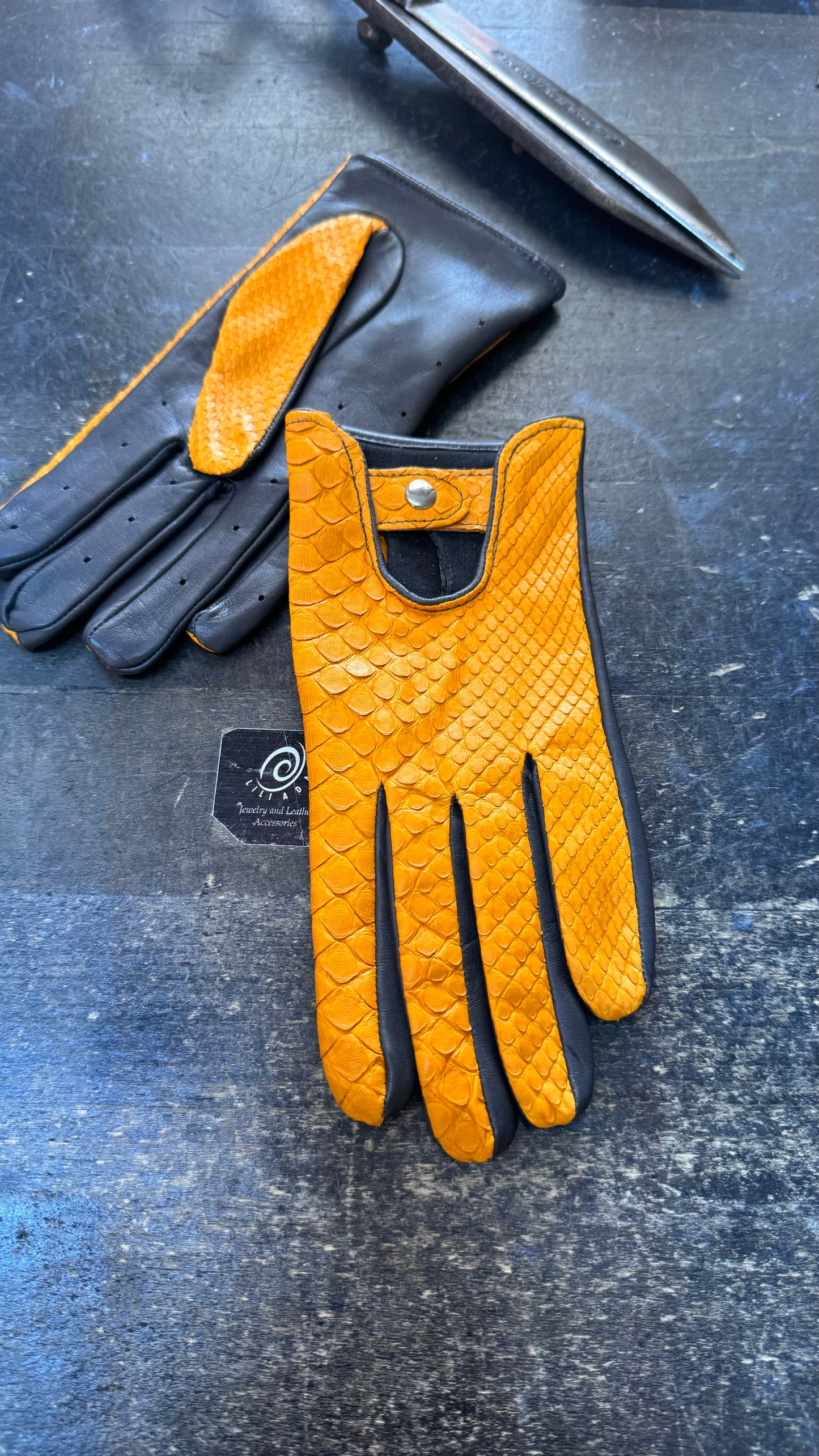 Python Luxury leather driving gloves for ladies