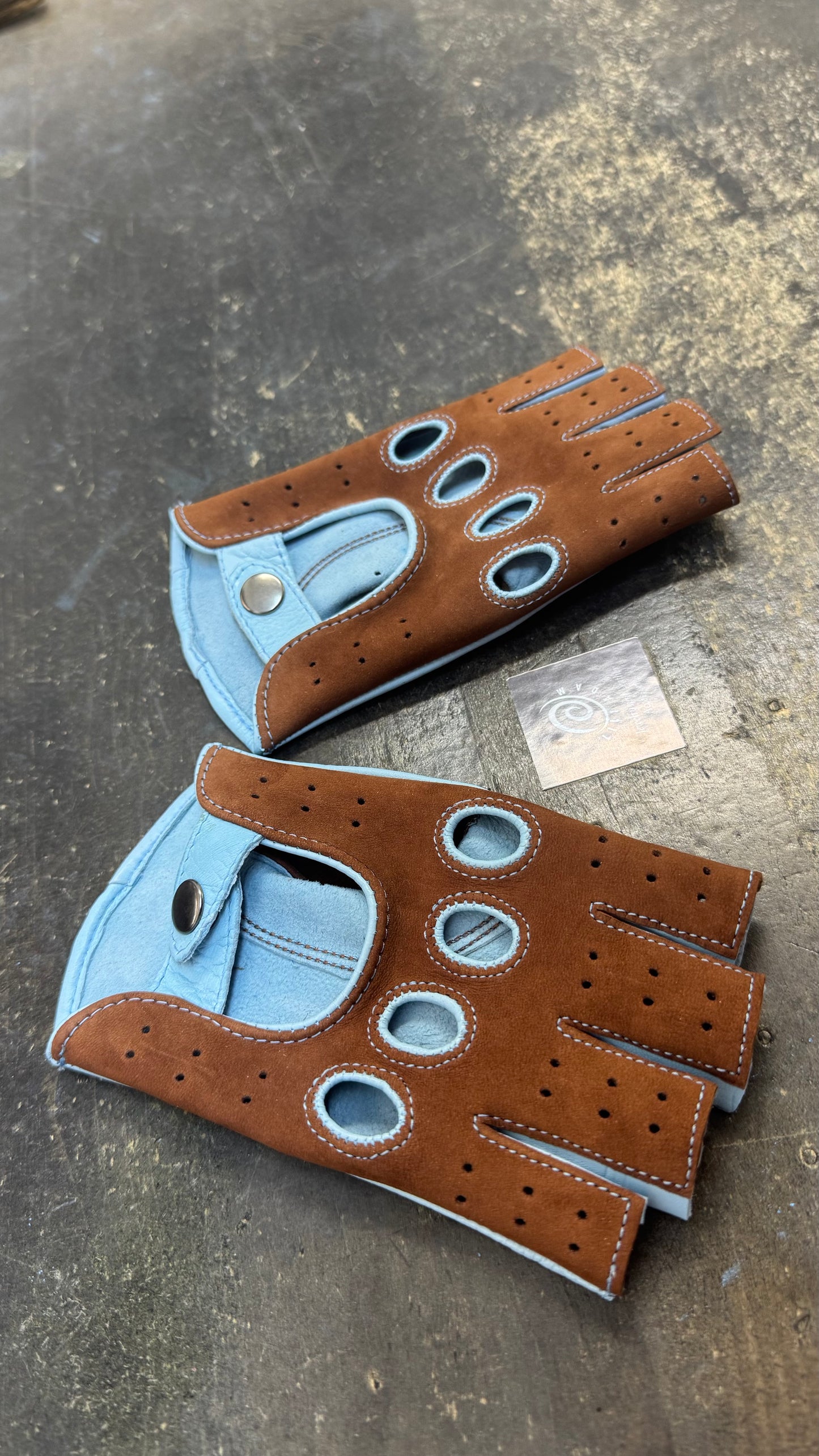 Luxury Look Suede Driving Gloves – Vintage Elegance with a Modern Twist