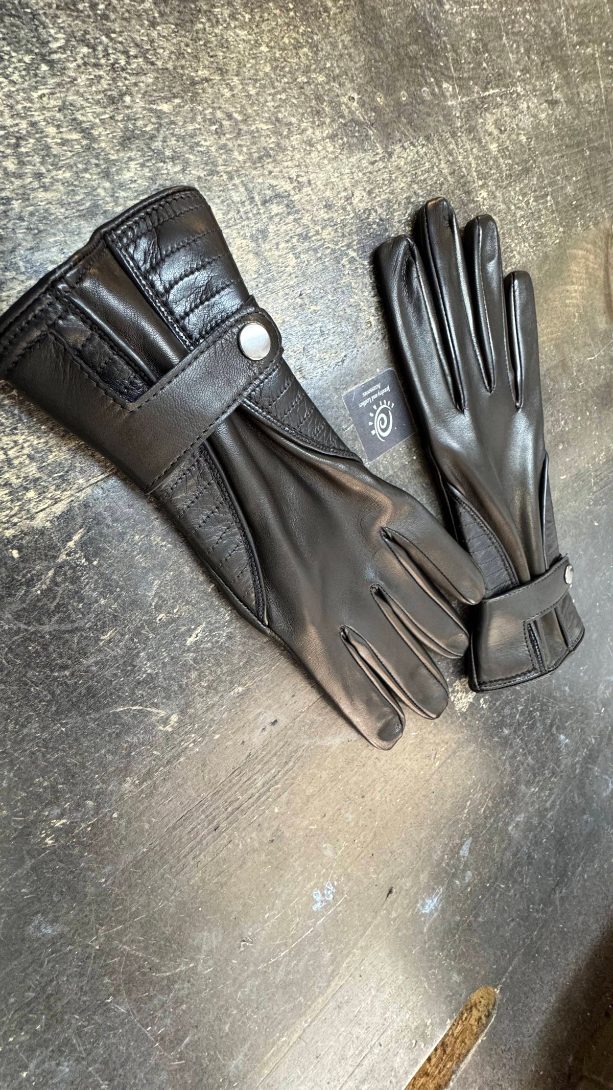 Peitho | Wrist-length unlined lambskin gloves