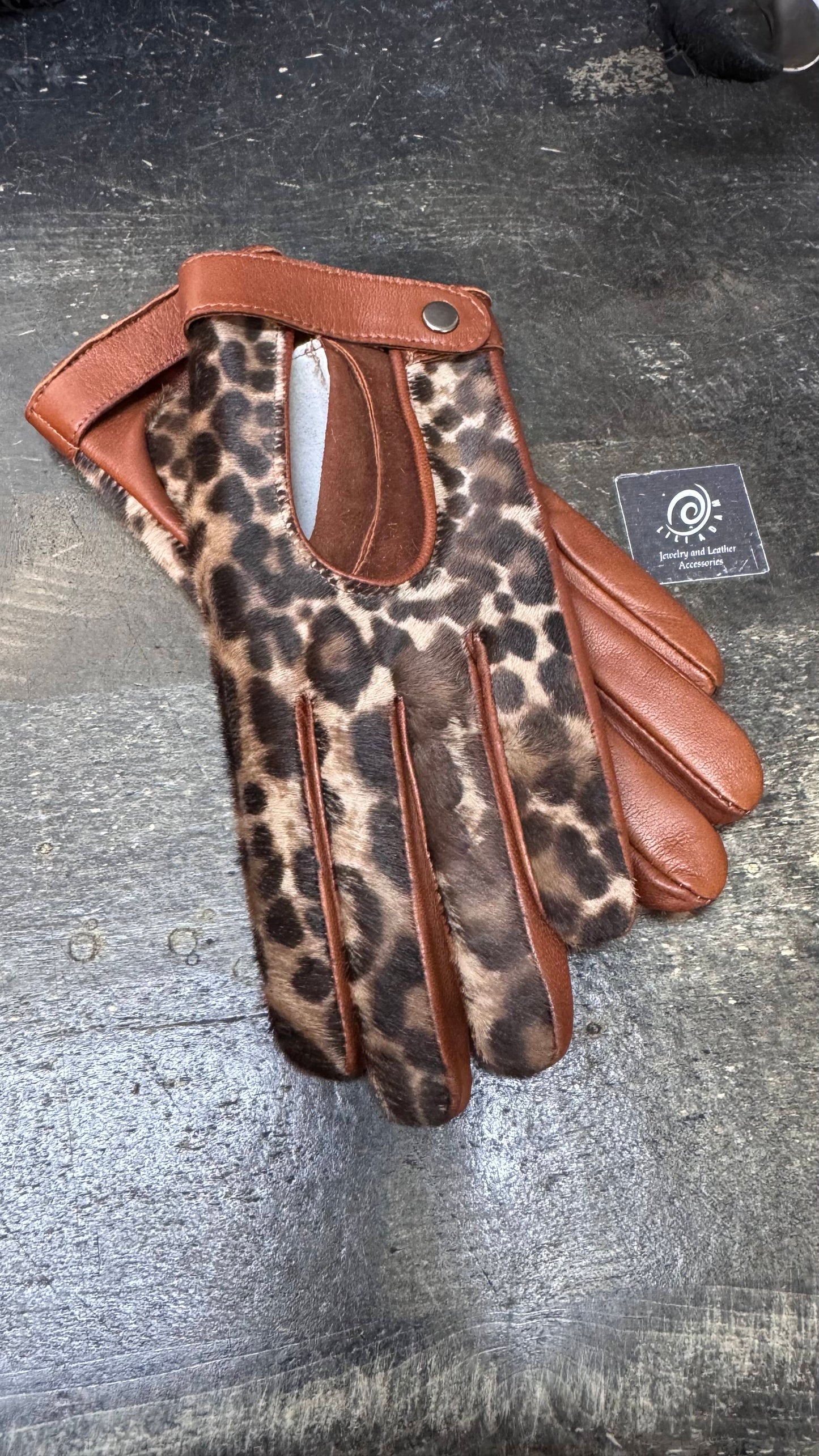 Artemis – Lambskin driving gloves with leopard-print back