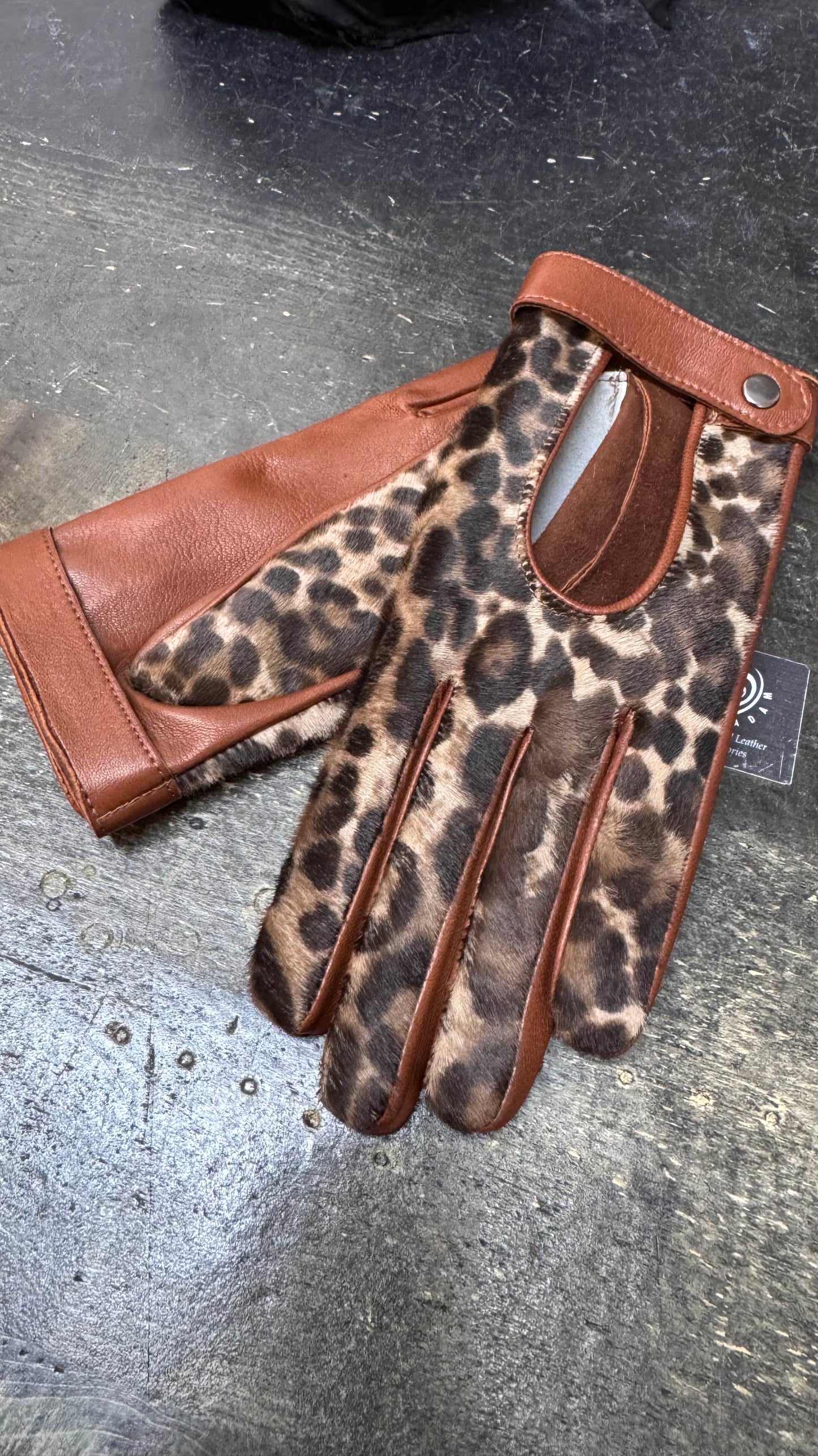 Artemis – Lambskin driving gloves with leopard-print back