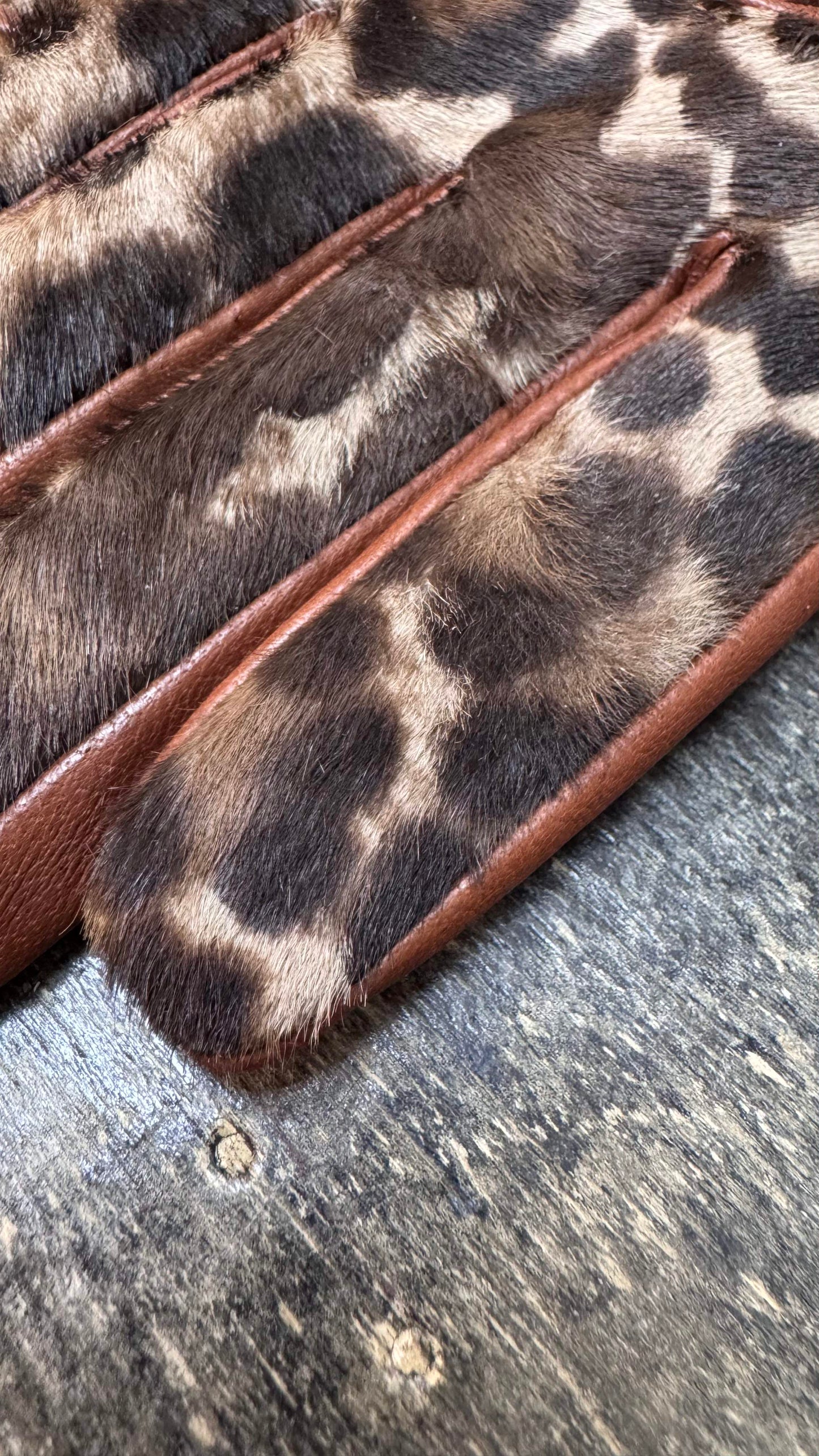 Artemis – Lambskin driving gloves with leopard-print back