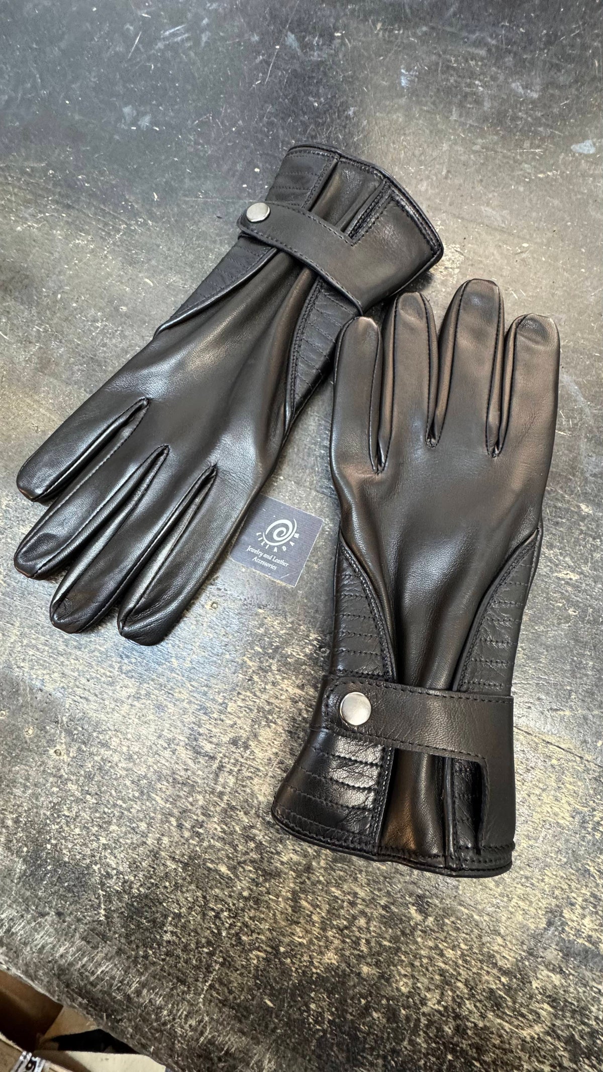 Peitho | Wrist-length unlined lambskin gloves
