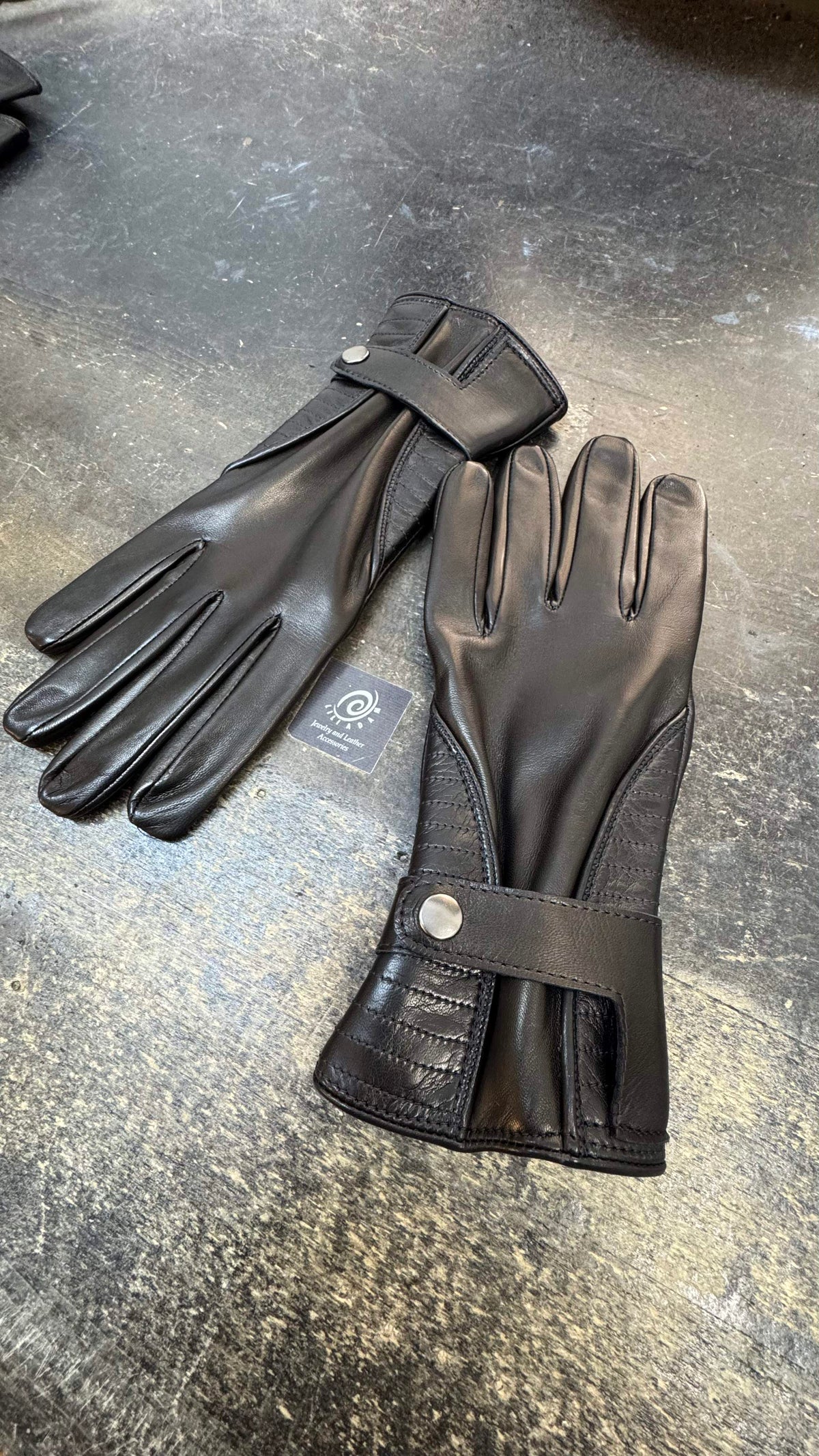 Peitho | Wrist-length unlined lambskin gloves