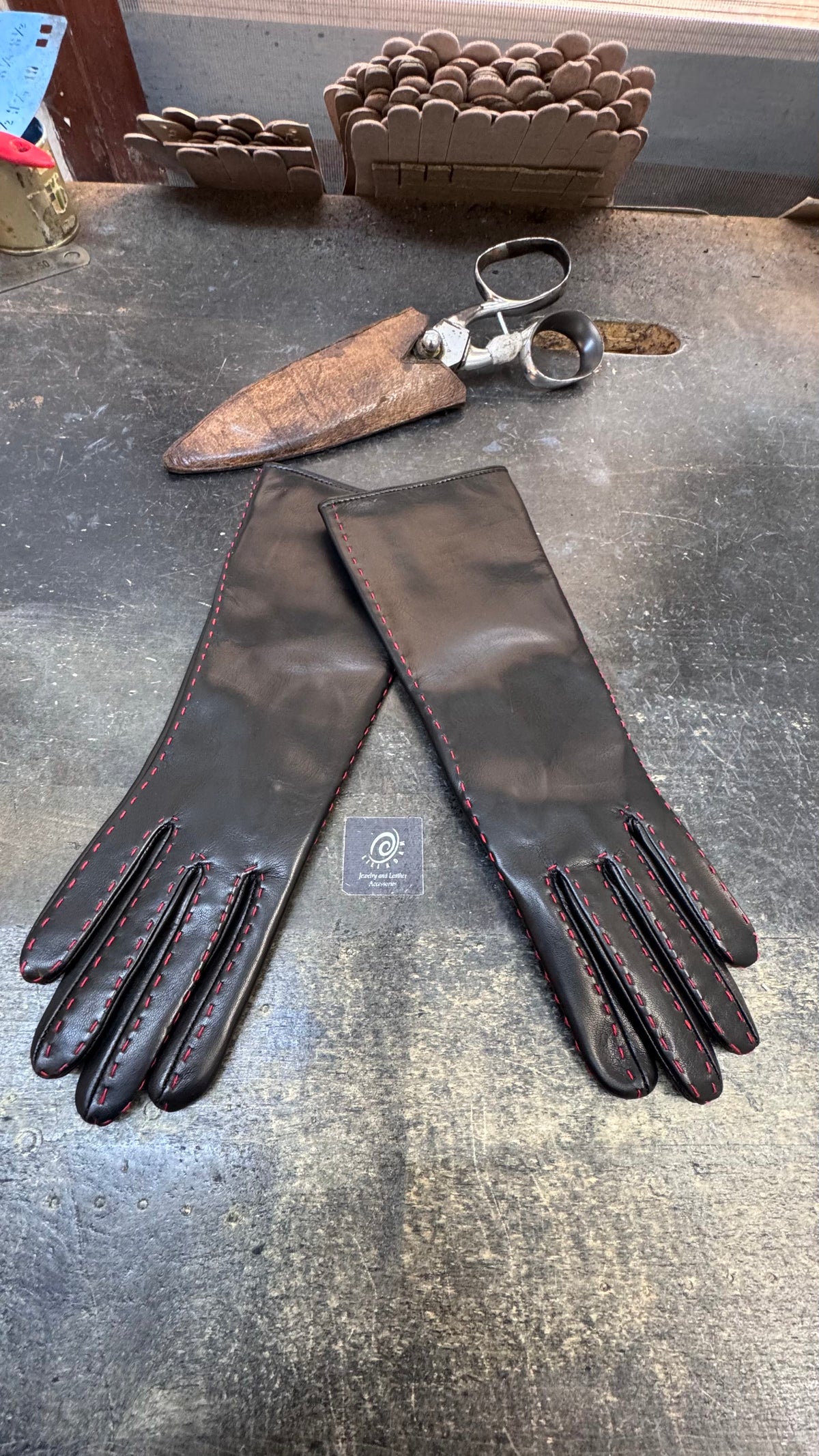 Hecate | Silk-lined lambskin gloves with contrasting stitching